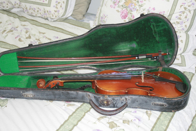 Old violin in String in Lethbridge