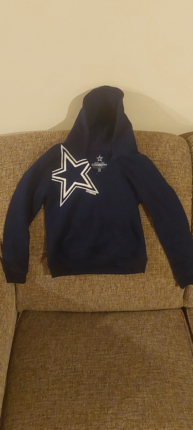 Girls 6X authentic Dallas Cowboys hoodieMint$10 in Kids & Youth in Calgary