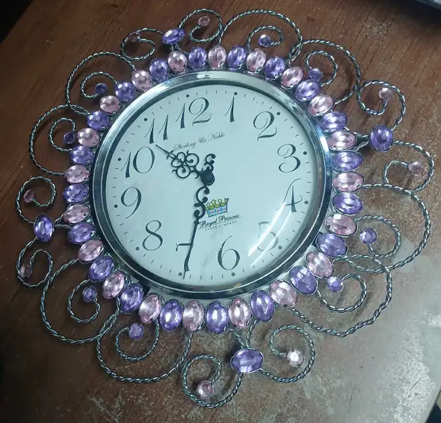 Pretty Clock  in Home Décor & Accents in Trenton - Image 2