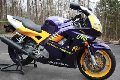 English will follow Honda CBR600F3 Smoking Joes Edition 1998. Uniquement 1500 unités produites. Moto...