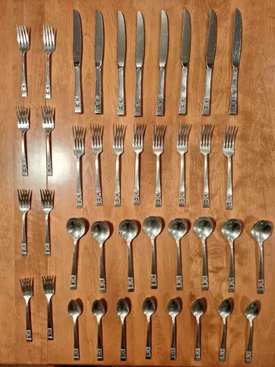 Argenterie communautaire Vintage (65 ans) en plaqué argent - 40 pièces. Sur le site Etsy, se vend 16...