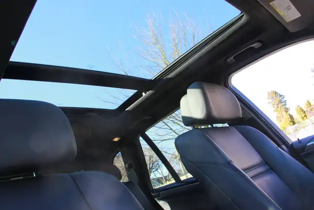 2008 BMW X5 xDrive 4.8i No Accident 7 Seats in Cars & Trucks in Downtown-West End - Image 3