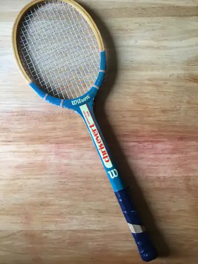 Raquette de tennis vintage en bois de marque WILSON Christevert American Star. 4 3/8 10$!