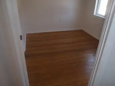 Available May or June 1st Cozy, smaller 2 bed or 1 bed + den main floor apartment. Hardwood floors,...
