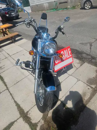 Selling a really nice shape 2005 Kawasaki Vulcan 1500cc Low Kms 33,560 lots chrome sounds great with...