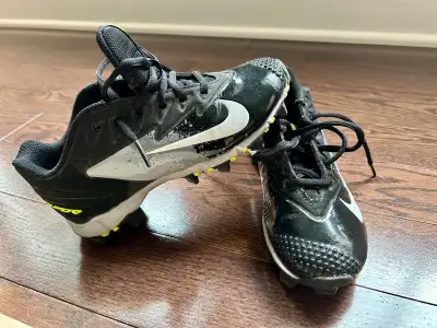 Get your young baseball star ready with these Nike Vapour baseball cleats, perfect for youth players...