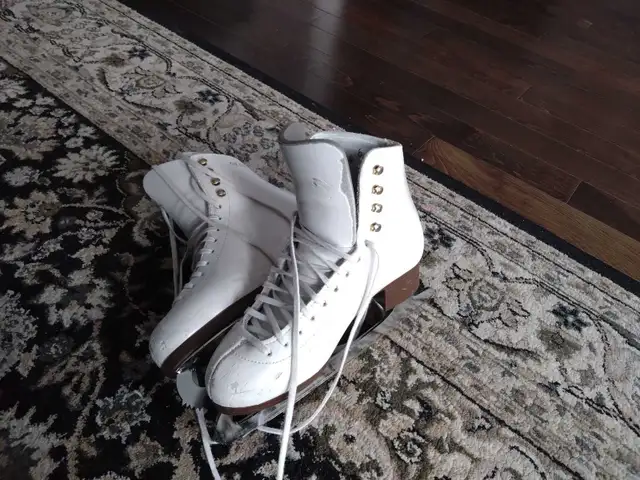 Figure skates size 6 in Skates & Blades in Gatineau - Image 4