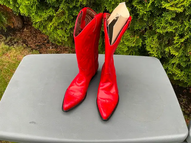 Cowboy Boots Womens size 9.  New.  Guess Brand in Women's - Shoes in Edmonton - Image 2