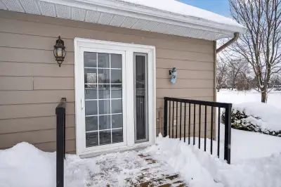 Light & Airy Studio Apartment available in the Village of Havelock. Walking Distance to all Amenitie...