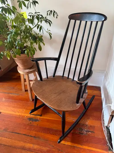 Very nice vintage spindle rocking chair. Black and natural wood. Some wear of paint, but adds to the...