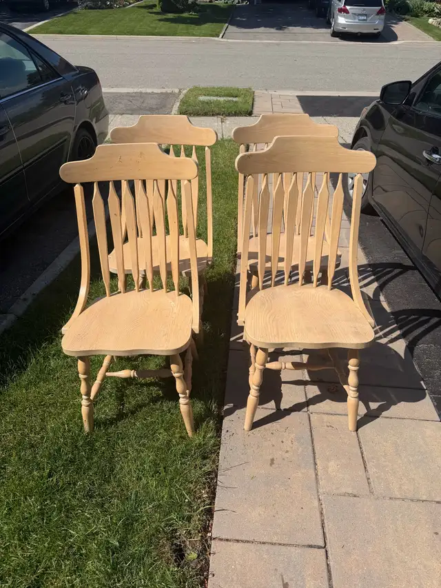 solid oak dining chairs in Chairs & Recliners in Mississauga / Peel Region - Image 2