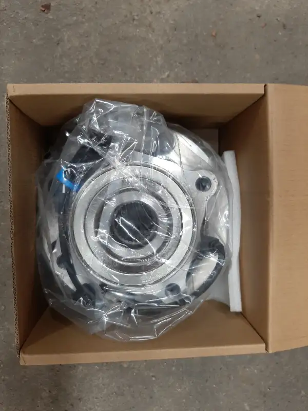 Front wheel bearing hub assembly chev//GMC 2500/3500 4x4 in Other Parts & Accessories in Whitehorse - Image 3