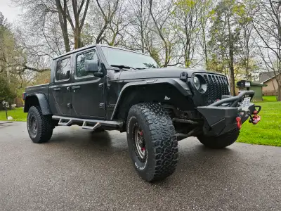 2020 Jeep Gladiator Sport S 4x4 – Certified 92,000 km Ontario Safety already passed. Never off-roade...