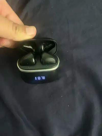Listen to your favourite tunes on the go with these used wireless earbuds, offering clear sound and...