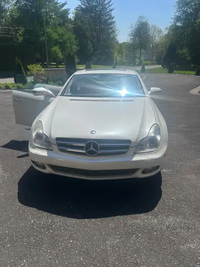 Mercedes CLS 550 2009 propre et très bien entretenue Jamais sortie l’hiver et n’a jamais été acciden...