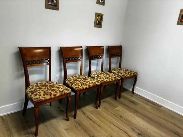 4 Dining Chairs - Solid Wood - Vintage Design in Dining Tables & Sets in City of Toronto - Image 2