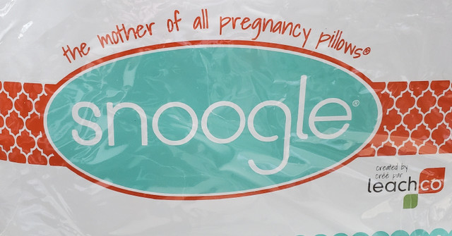 Snoogle Maternity Pillow in Other in Oshawa / Durham Region - Image 2