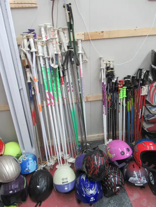 LOT de Ski Alpin, Snowblade, Bâton et Casque. in Ski in Laval / North Shore - Image 5