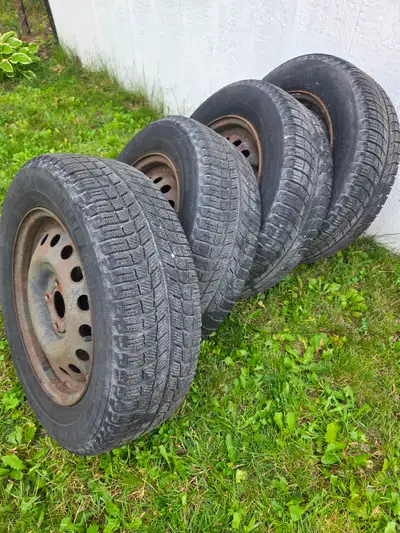 Michelin X ice radial snow tires on rims 195/65 R15 If interested please text only
