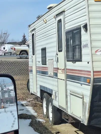 1990 RV TRAILER BUMPER PULL WITH FULL BATHROOM NO ROOF LEAK TIRES LIKE NEW AND SPARE TIRES WITH BUBB...