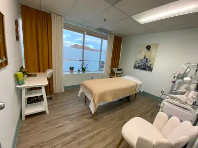 We are offering 3 treatment rooms for rent in a professional and established health & wellness clini...