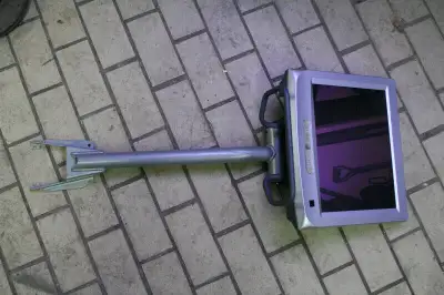 Était fixé sur un vélo stationnaire. Pourrait servir pour un touchscreen par exemple Distance entre...