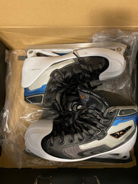 CCM Vector 10 - 7.5 Wide goalie skate - fits size 9 shoe