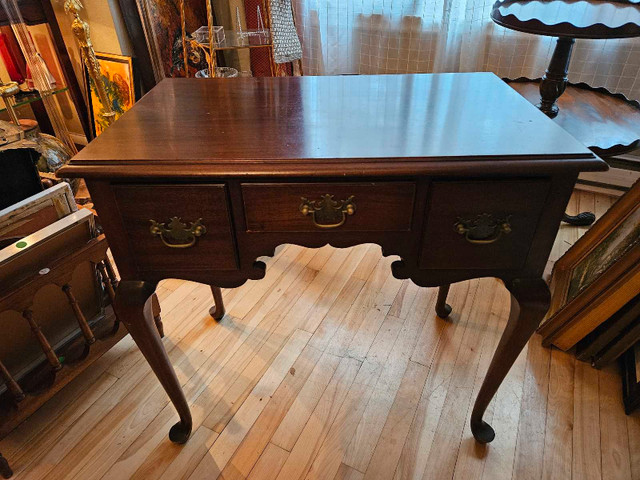 Vintage Solid Wood Petite Hall Table Writing Desk dans Bureaux  à Ville de Montréal