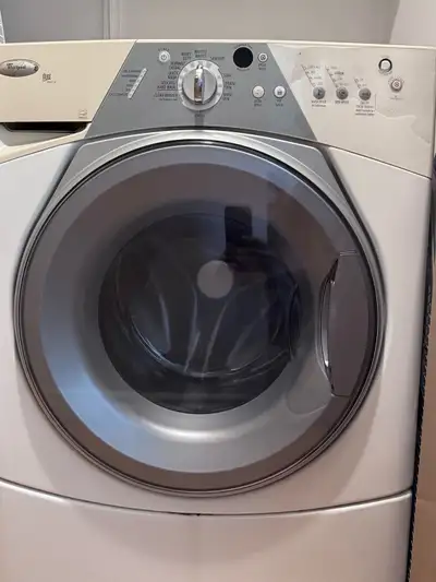 À vendre ensemble ou séparément: Laveuse / sécheuse en bon état. 100$ chaque. Je déménage avec mon c...