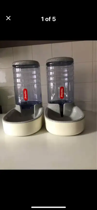 Pet feeder set by Hipidog, View more