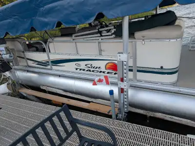 2011 Sun tracker 20 ft party barge with a 60 hp Merc 4 stroke 24 v t trolling motor Helix 5 fish fin...