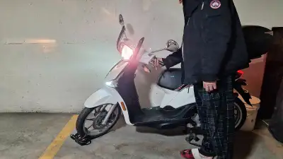 Découvrez ce scooter 49cc de 2021, parfait pour vos déplacements urbains avec seulement 4620 km au c...