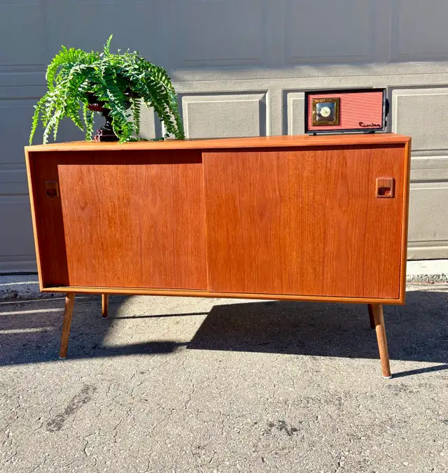Teak Vintage Mid Century Modern Sideboard / Entertainment Unit in Hutches & Display Cabinets in Oshawa / Durham Region - Image 8