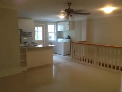 1 bedroom apartment located a few minute’s walk to Pembroke's Downtown core which includes banks, re...