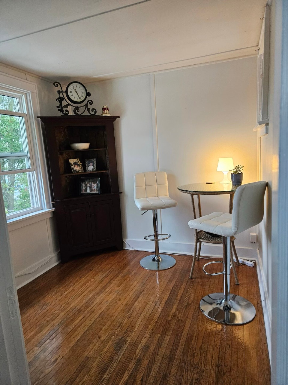 character one bedroom + den 5
