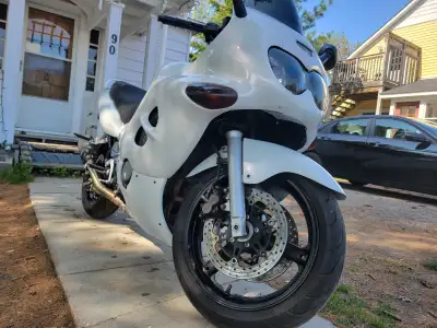 2003 gsx katana 600 New paint 2 years ago and then put away havebt had time to ride needs a battery...