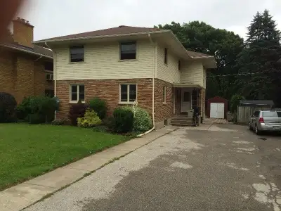 Upper Unit Near Western!