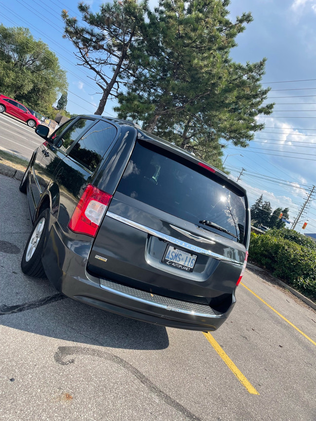 Luxury Family Van – Loaded Chrysler Town & Country | 7-Passenger in Cars & Trucks in Oakville / Halton Region