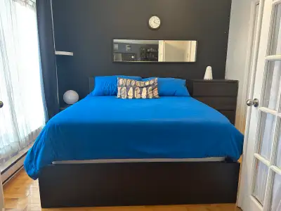 Le logement Chambre privée entièrement meublée à louer dans un beau condo 4 ½ très lumineux. Le cond...