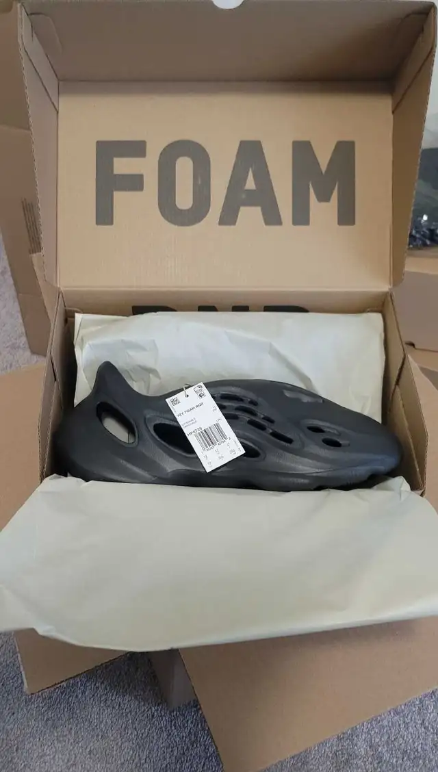 Yeezy Foam Runner Onyx size 12 NEW in Men's Shoes in Markham / York Region - Image 2