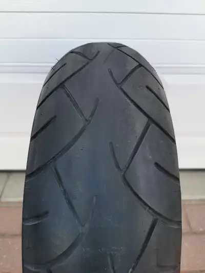 Metzeler Marathon ME880 180/55 ZR 18 74W No holes or repairs