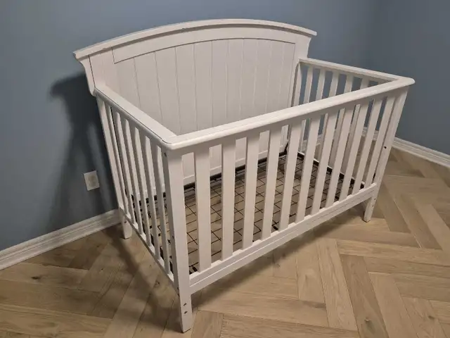 ChildCraft 4 in 1 crib, will through in free cloths in Cribs in London - Image 2