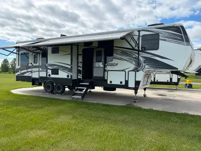 2014 FUZION Toyhauler 331 3 slides, dual power awnings, 6 point auto leveling system 5500 Watt Onan...