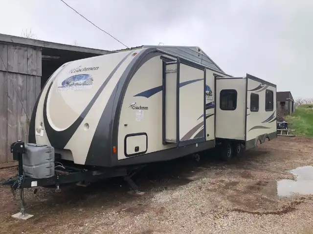 2013 Coachmen Freedom Express - Maple leaf edition in Travel Trailers & Campers in Grand Bend - Image 10