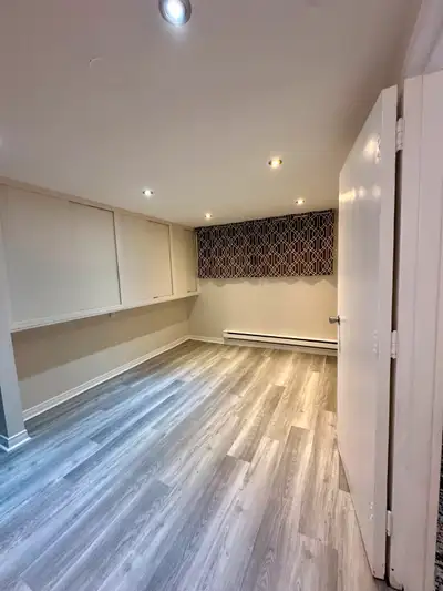 ! Bedroom In Roncesvalles Available