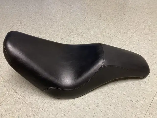 Original Seat from a 2007 Harley Davidson FXSTB in Motorcycle Parts & Accessories in Ottawa - Image 5