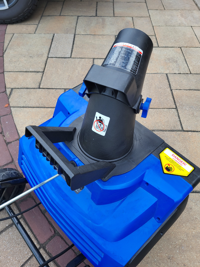 SNOWJOE 21" electric snow thrower in Snowblowers in Mississauga / Peel Region - Image 8