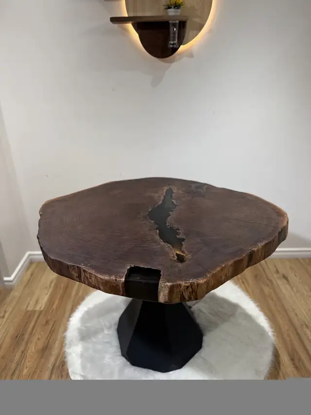 walnut dining table with resin  in Dining Tables & Sets in Markham / York Region - Image 2