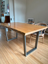 Live-edge wood dining table/Table à diner contemporaine