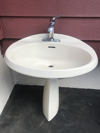 Lavabo sur pied avec robinet